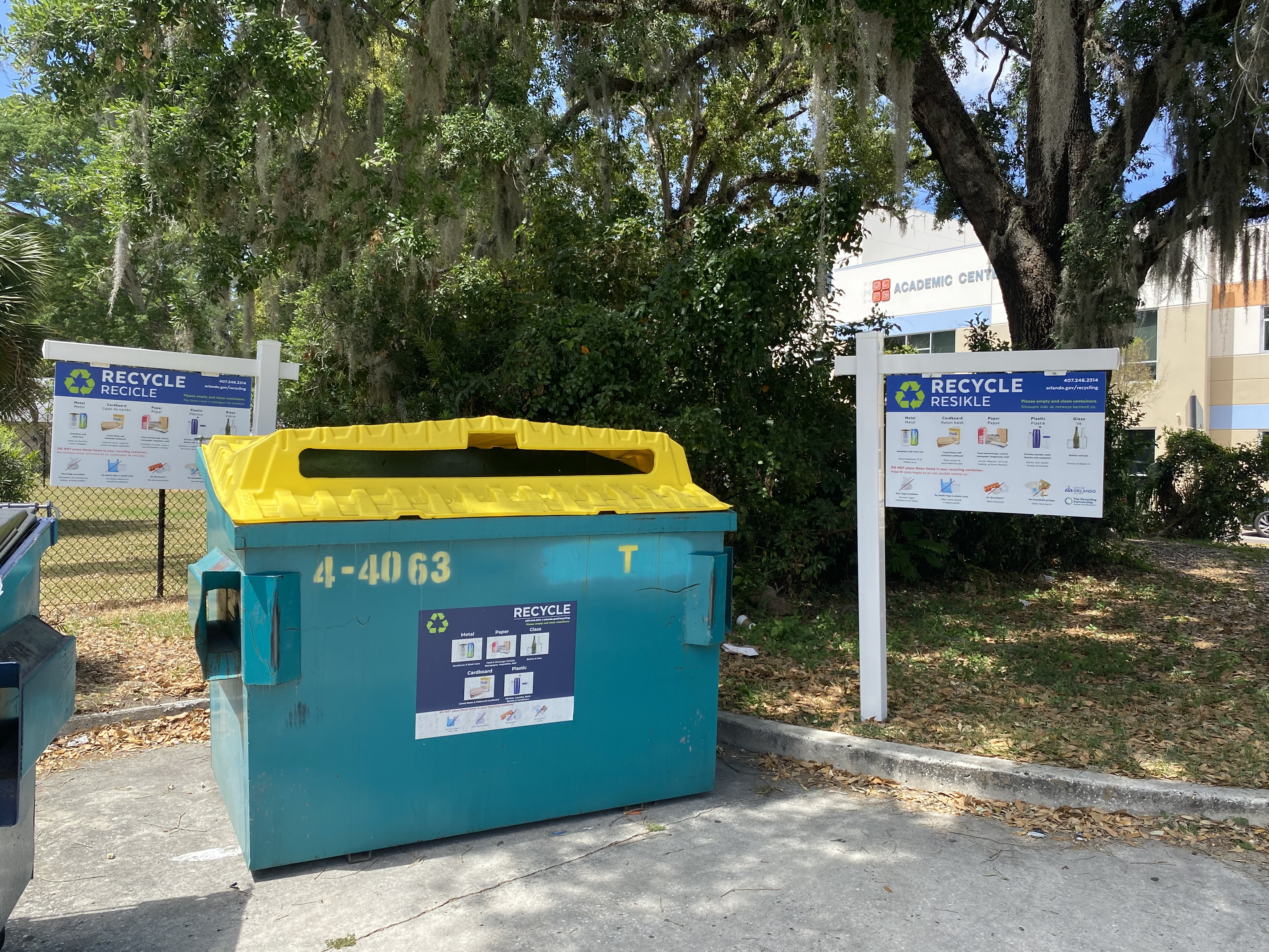 Recycling sign post in Haitian creole and English